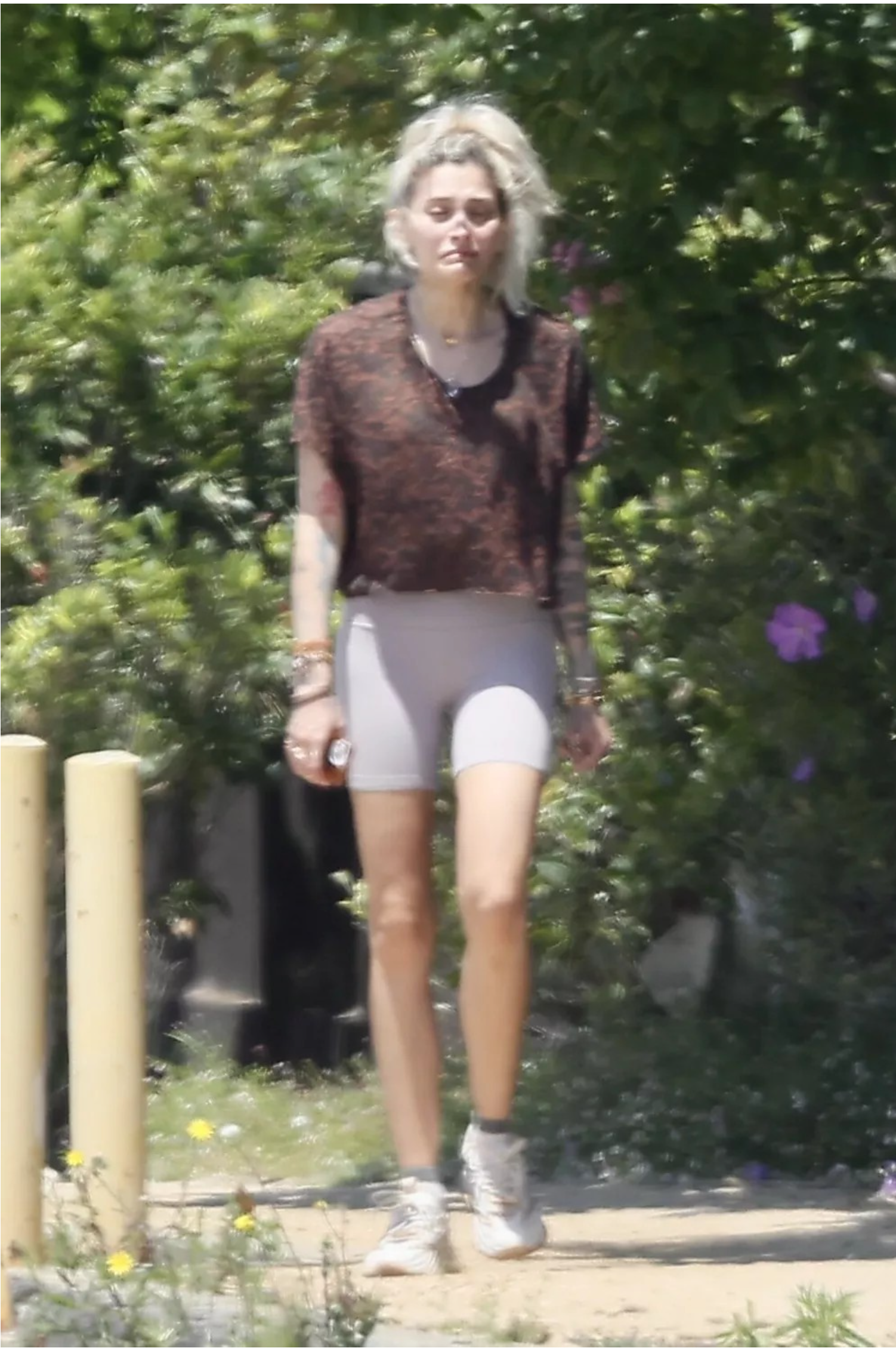 „Niepublikowane dotąd zdjęcie paparazzi ujawnia inne oblicze!”: Czy rozpoznajesz tę gwiazdę?