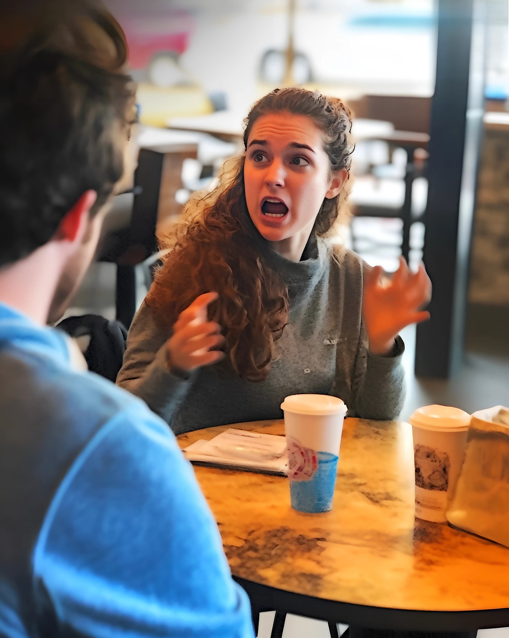 Moja siedmioletnia córka wróciła do domu od babci po świętach Bożego Narodzenia i podniosła koszulkę. — Babcia powiedziała, że jestem za gruba i kazała mi to nosić przez cały dzień. To był worek na śmieci. Potem zauważyłam siniaki i czerwone ślady. To było od paska. Nie zadzwoniłam na policję. Nie napisałam do nich wiadomości. Po prostu wsiadłam do samochodu, pojechałam do domu mojej teściowej, a kiedy otworzyła drzwi, zrobiłam to.