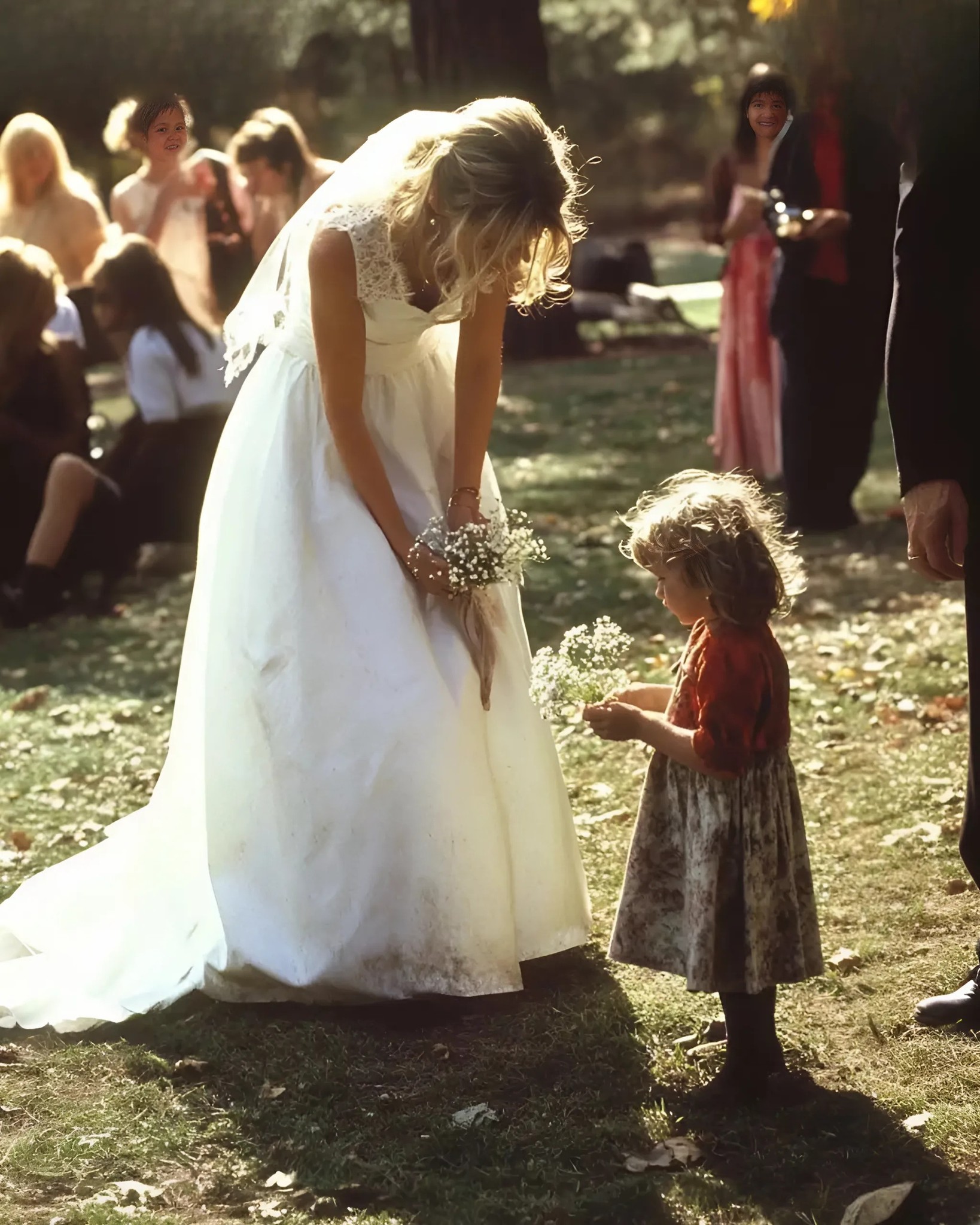 Moja teściowa upokorzyła mojego syna za wykonanie mojej sukni ślubnej na szydełku – to, co zrobił mój mąż, sprawiło, że pokochałam go jeszcze bardziej.