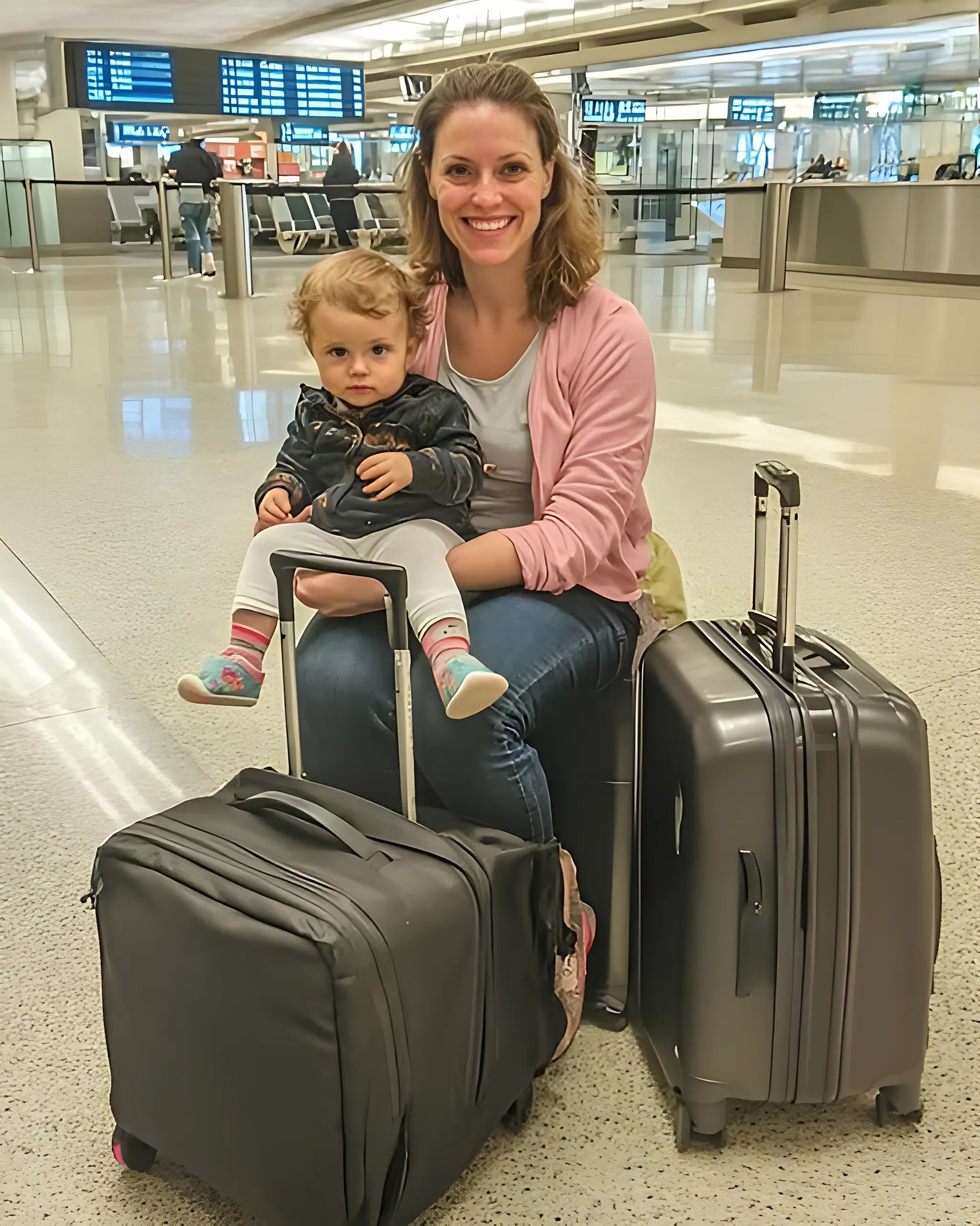 Nieznajomy kupuje bilet lotniczy dla płaczącej matki — to, co ona robi dalej, rozczuli Twoje serce.