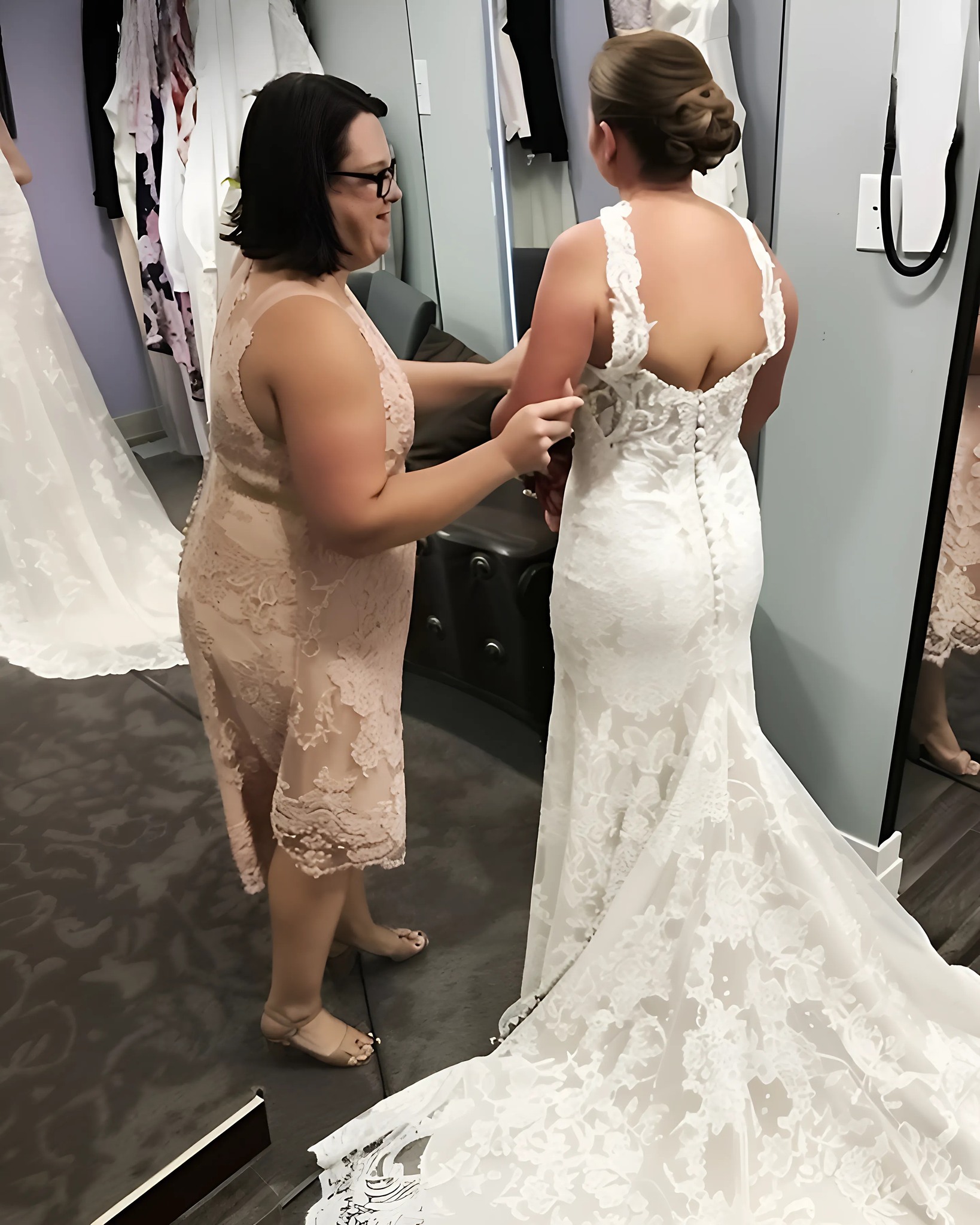 Przed dwoma setkami bogatych gości rozdarli jej suknię, oskarżyli ją o zabranie czegoś, co nie należało do niej, i wyrzucili ją, jakby była niczym, ale kiedy szepnęła: „Tato”… Potrzebuję cię”, rodzina, która próbowała ją złamać, w końcu dowiedziała się prawdy o tym, kim naprawdę była.