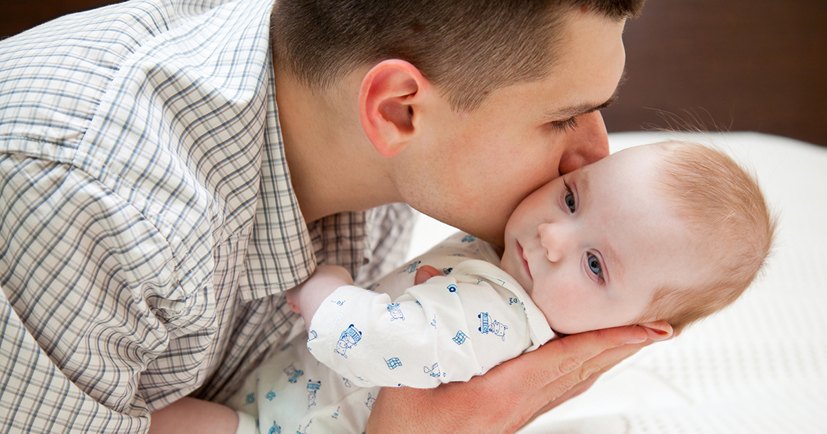 Owdowiały ojciec nie został wpuszczony na pokład samolotu ze swoim dzieckiem, ale starsza kobieta zmieniła wszystko.