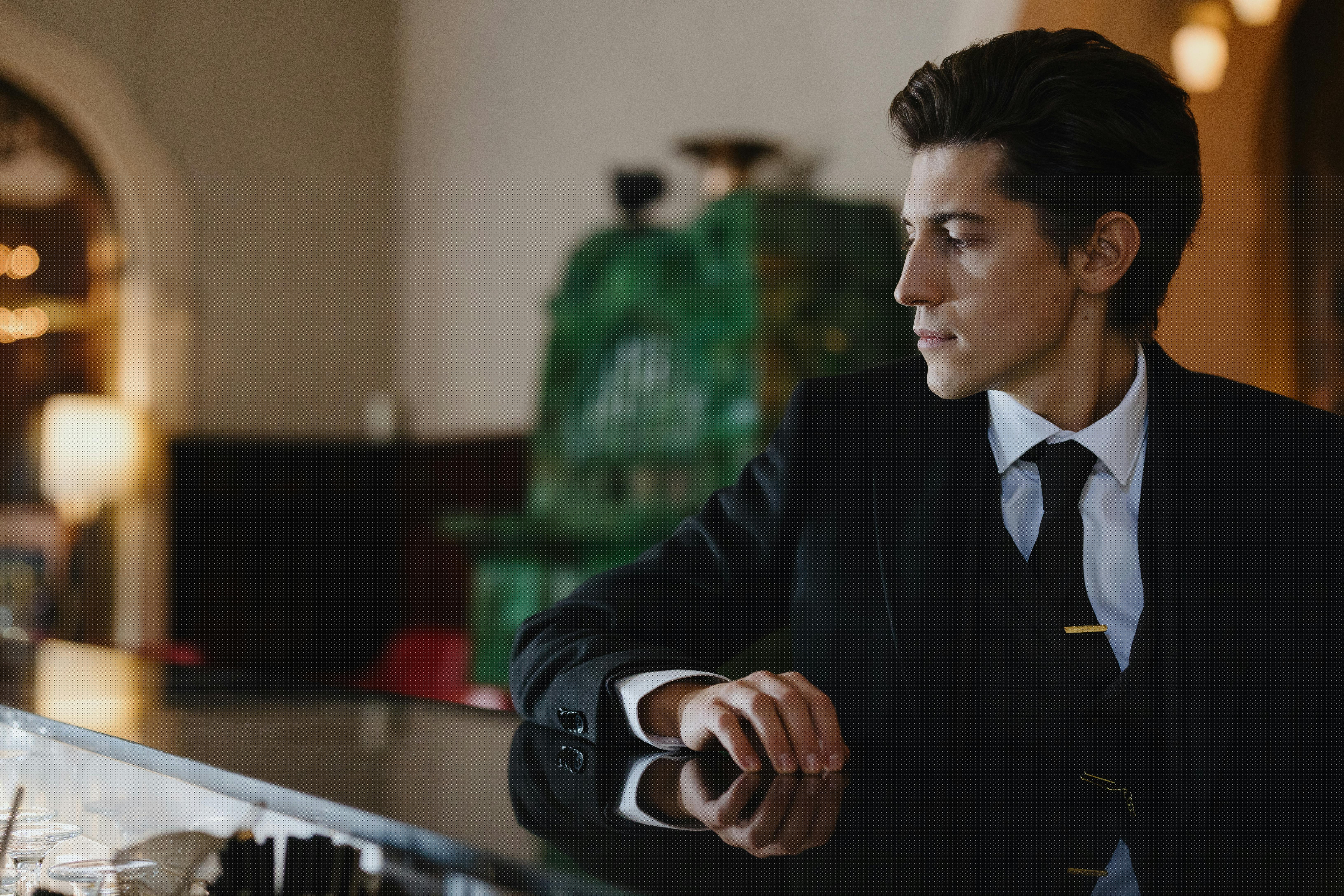 Kelner został zwolniony za to, że pozwolił bezdomnemu pozostać w restauracji – rano na progu pojawił się bilet lotniczy.