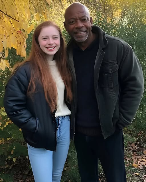 Przez dziesięć lat wychowywałem córkę mojej zmarłej ukochanej jak własne dziecko — i pewnego dnia powiedziała mi, że musi wrócić do swojego biologicznego ojca z powodu, którego nawet nie potrafiłem sobie wyobrazić.