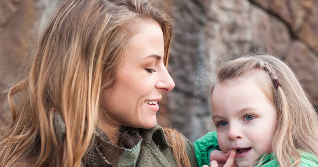 Moja siedmioletnia córka wróciła do domu od babci po świętach Bożego Narodzenia i podniosła koszulkę. — Babcia powiedziała, że jestem za gruba i kazała mi to nosić przez cały dzień. To był worek na śmieci. Potem zauważyłam siniaki i czerwone ślady. To było od paska. Nie zadzwoniłam na policję. Nie napisałam do nich wiadomości. Po prostu wsiadłam do samochodu, pojechałam do domu mojej teściowej, a kiedy otworzyła drzwi, zrobiłam to.