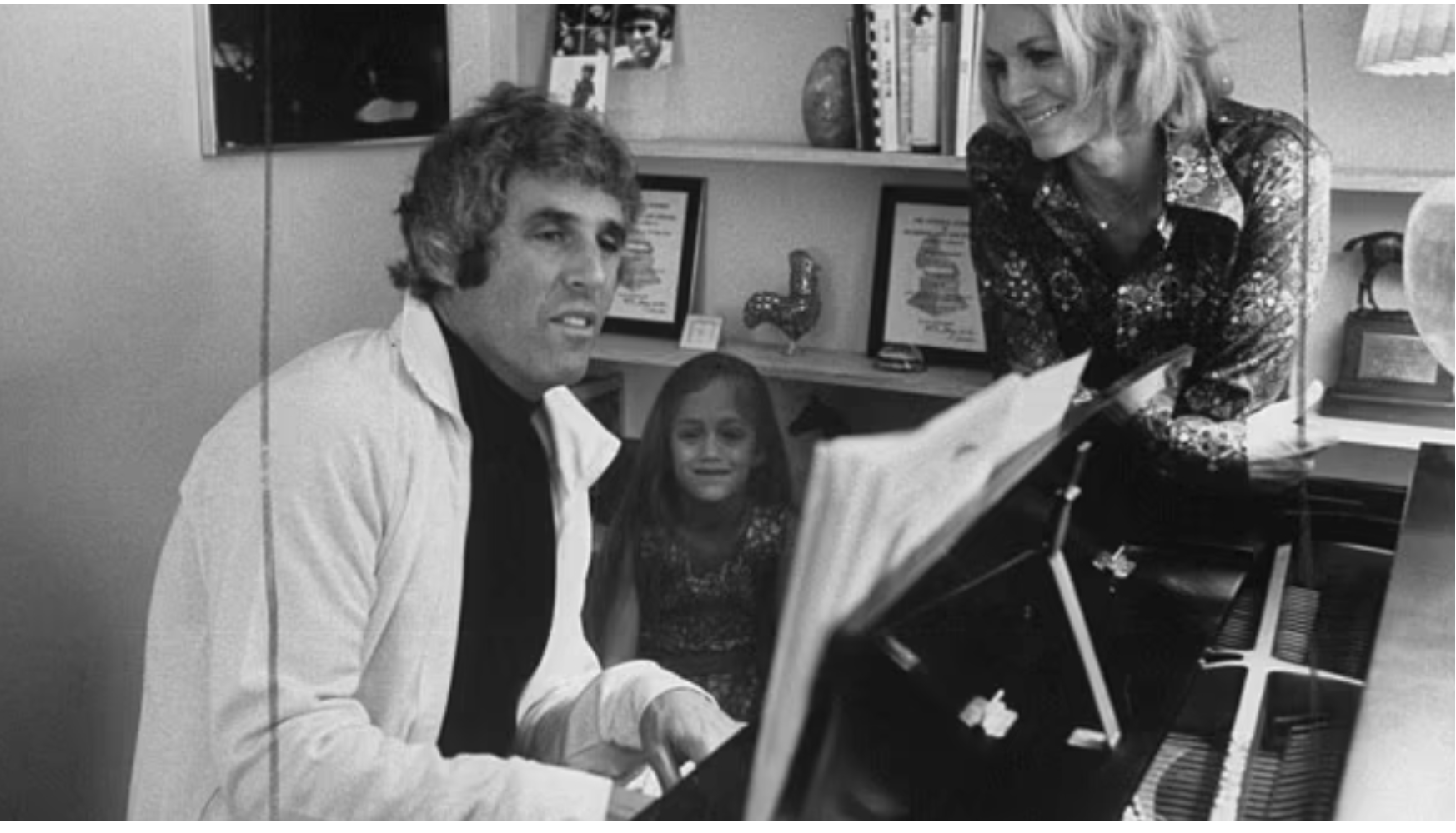 Legenda lat 70. na spacerze. Rozpoznajecie ją?