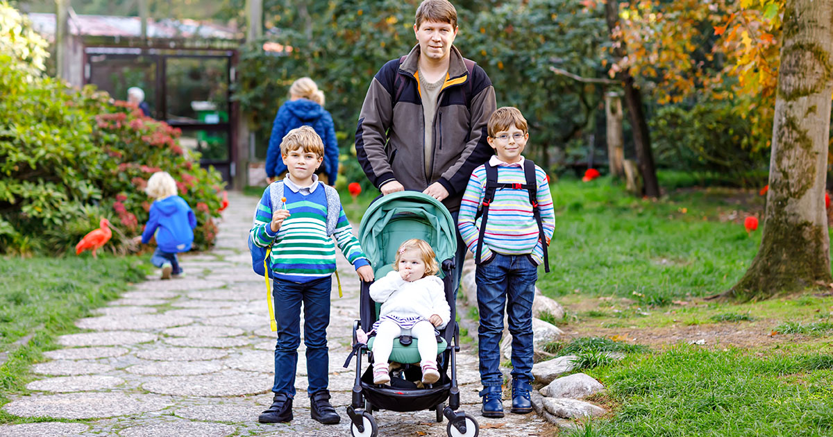 Jak znalazłem pierścionek z brylantem na półce w supermarkecie i zwróciłem go właścicielowi — następnego dnia na progu mojego domu pojawił się mężczyzna w mercedesie.