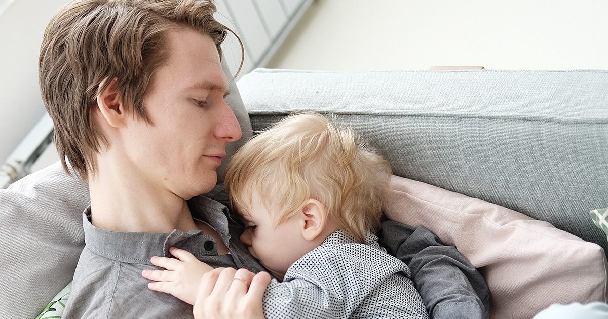 Wychowaliśmy chłopca, który stracił rodziców – Po wielu latach zamarł, widząc, kto stoi obok mojej żony.