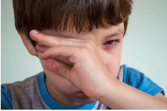 Kiedy pracowałam w supermarkecie daleko od domu, mój sześcioletni syn wbiegł płacząc.