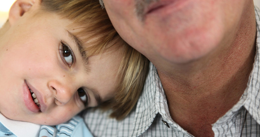 Wychowaliśmy chłopca, który stracił rodziców – Po wielu latach zamarł, widząc, kto stoi obok mojej żony.
