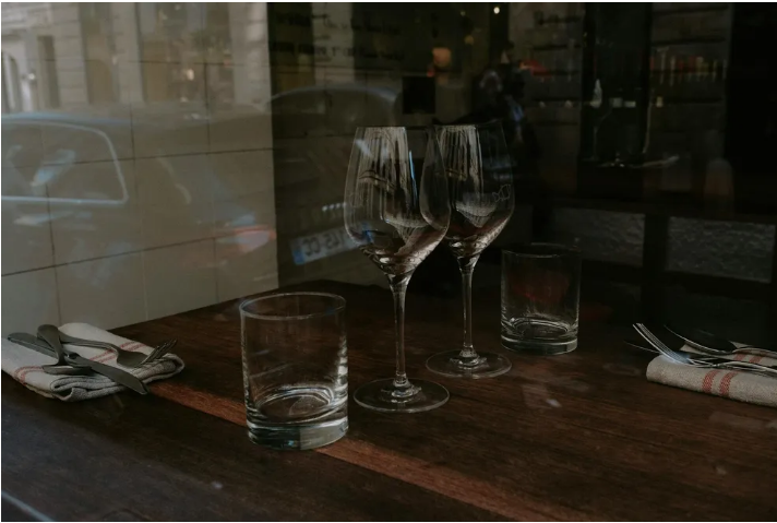 Poszedłem do restauracji, aby po raz pierwszy spotkać się z rodzicami mojej narzeczonej, ale to, co zrobili, sprawiło, że odwołałem ślub.