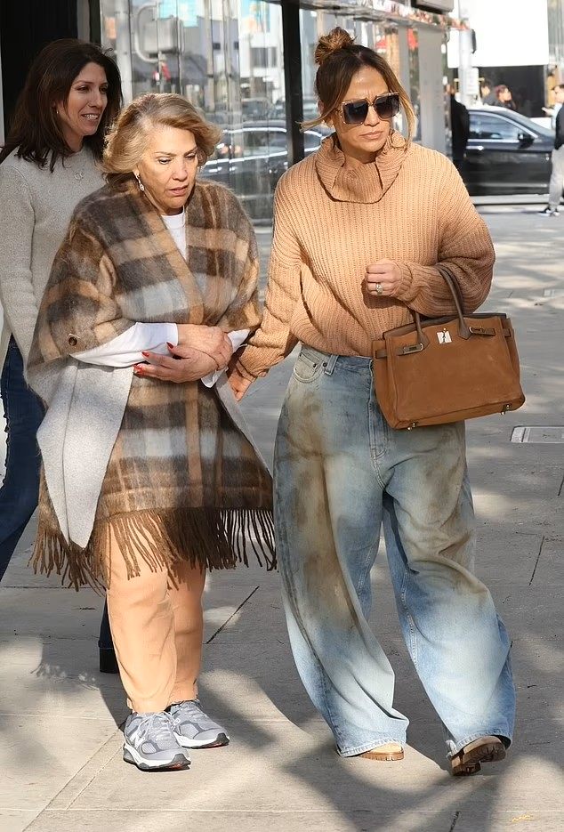 W wieku 25 lat urodziła trzy córki, była zwykłą nauczycielką i mieszkała w biednej dzielnicy. Jak wygląda 79-letnia matka Lopez