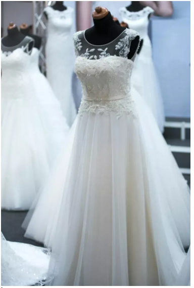 Przed dwoma setkami bogatych gości rozdarli jej suknię, oskarżyli ją o zabranie czegoś, co nie należało do niej, i wyrzucili ją, jakby była niczym, ale kiedy szepnęła: „Tato”… Potrzebuję cię”, rodzina, która próbowała ją złamać, w końcu dowiedziała się prawdy o tym, kim naprawdę była.