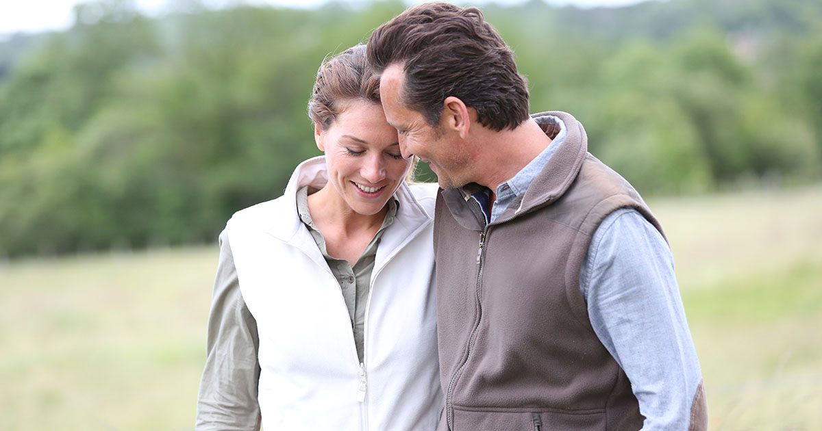 Dowiedziałem się, że moja żona spotykała się za moimi plecami z moim kuzynem – nie kłóciłem się, tylko zaprosiłem go następnego dnia na kolację.