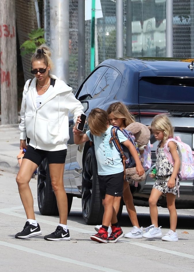 Spokojnie pokazali twarz dziecka i nawet nie zasłonili jej emotikonem, w przeciwieństwie do innych znanych rodziców. 44-letnia Kurnikowa została mamą po raz czwarty.