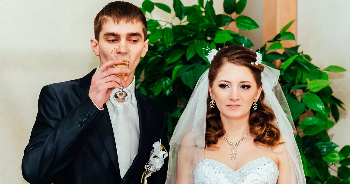 Nowa żona mojego byłego męża wyrzuciła moją córkę z rodzinnego zdjęcia podczas swojego ślubu i krzyknęła: „Nie jesteś moją rodziną!”.