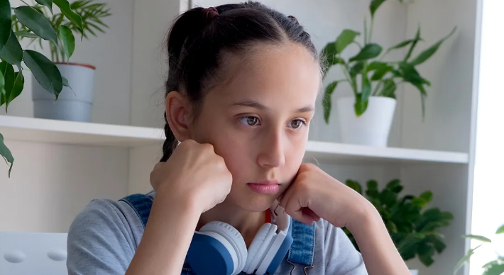 Mój mąż wnosi o rozwód, a moja siedmioletnia córka pyta sędziego: „Czy mogę pokazać panu coś, o czym pani mama nie wie, Wysoki Sądzie?”. Sędzia skinął głową. Kiedy rozpoczęło się odtwarzanie filmu, cała sala zamarła w ciszy.