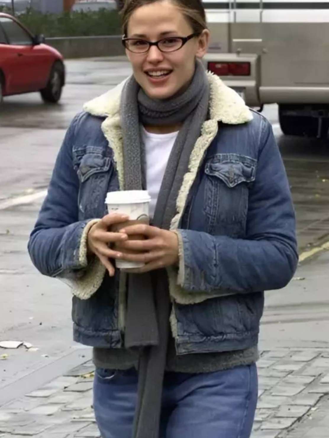 Urodził się w surowej i oschłej rodzinie, gdzie spał w kuchni, ale przez cały czas marzył o tym, że pewnego dnia zabłyśnie na scenie.