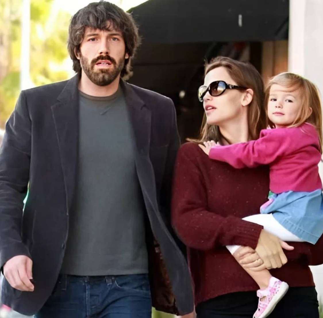 Urodził się w surowej i oschłej rodzinie, gdzie spał w kuchni, ale przez cały czas marzył o tym, że pewnego dnia zabłyśnie na scenie.