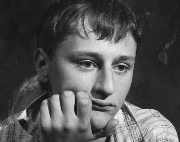 Kelner został zwolniony za to, że pozwolił bezdomnemu pozostać w restauracji – rano na progu pojawił się bilet lotniczy.