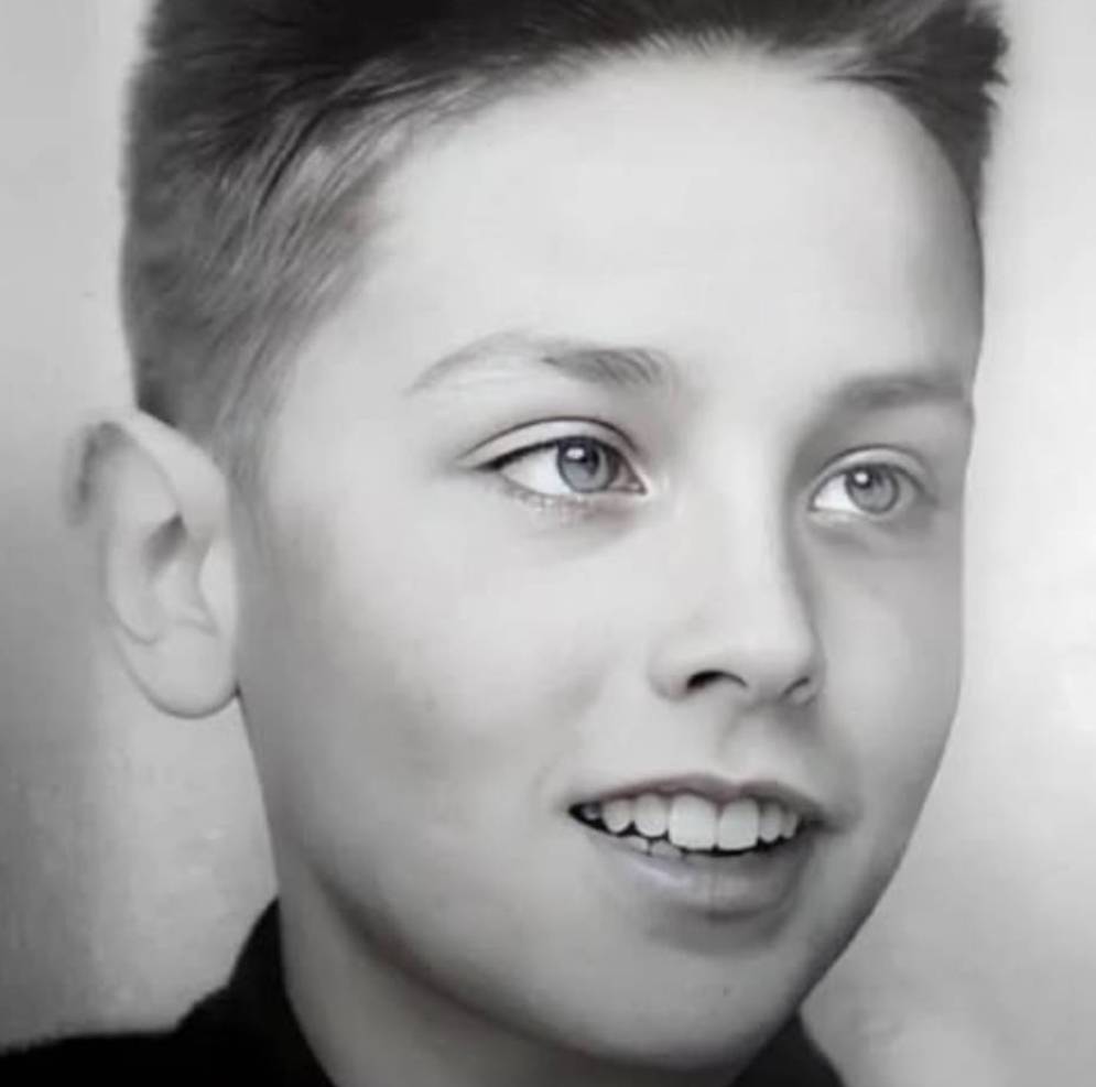 Zgadniesz, kto to jest dziecko na zdjęciu? Dzisiaj jest sławną osobistością – będziesz zaskoczony, gdy się dowiesz!