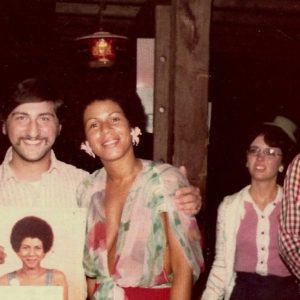 Hollywoodzka gwiazda i jej ojciec – legenda muzyki! Czy rozpoznasz, kto to jest?