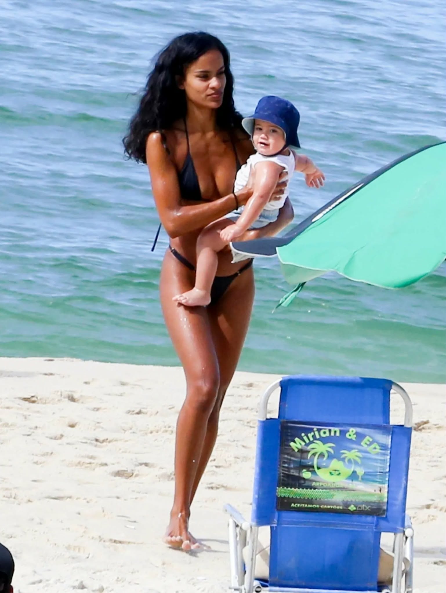 Czy to na pewno jego syn? Paparazzi pokazali długo oczekiwanego następcę Kassel od 29-letniej modelki, a fani zaczęli wątpić.