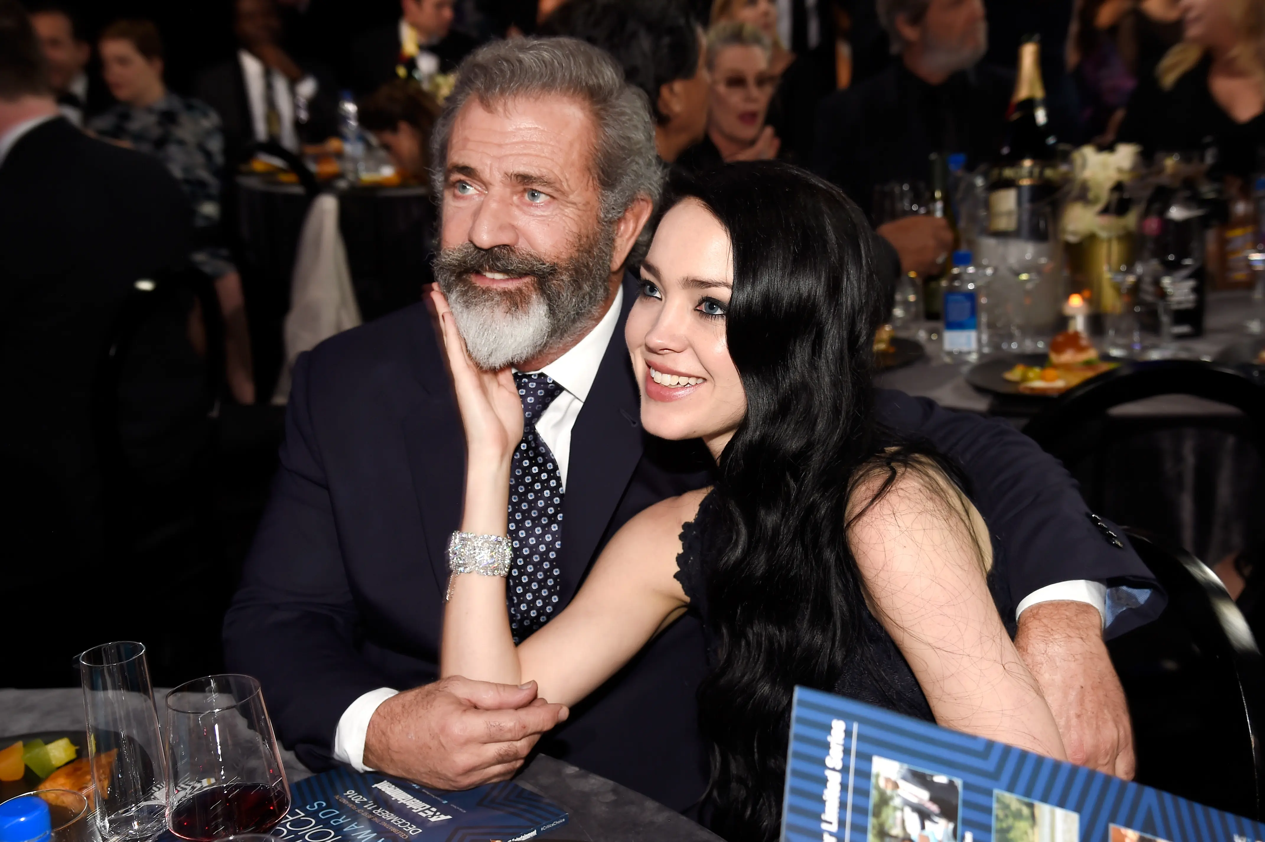Mel Gibson i Rosalind Ross rozstają się po 9 latach: „Smutno nam kończyć ten rozdział naszego życia”.