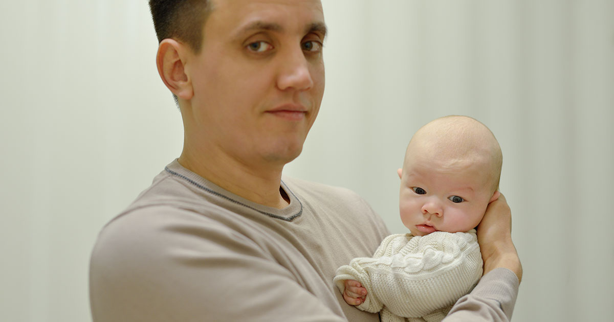 Owdowiały ojciec nie został wpuszczony na pokład samolotu ze swoim dzieckiem, ale starsza kobieta zmieniła wszystko.