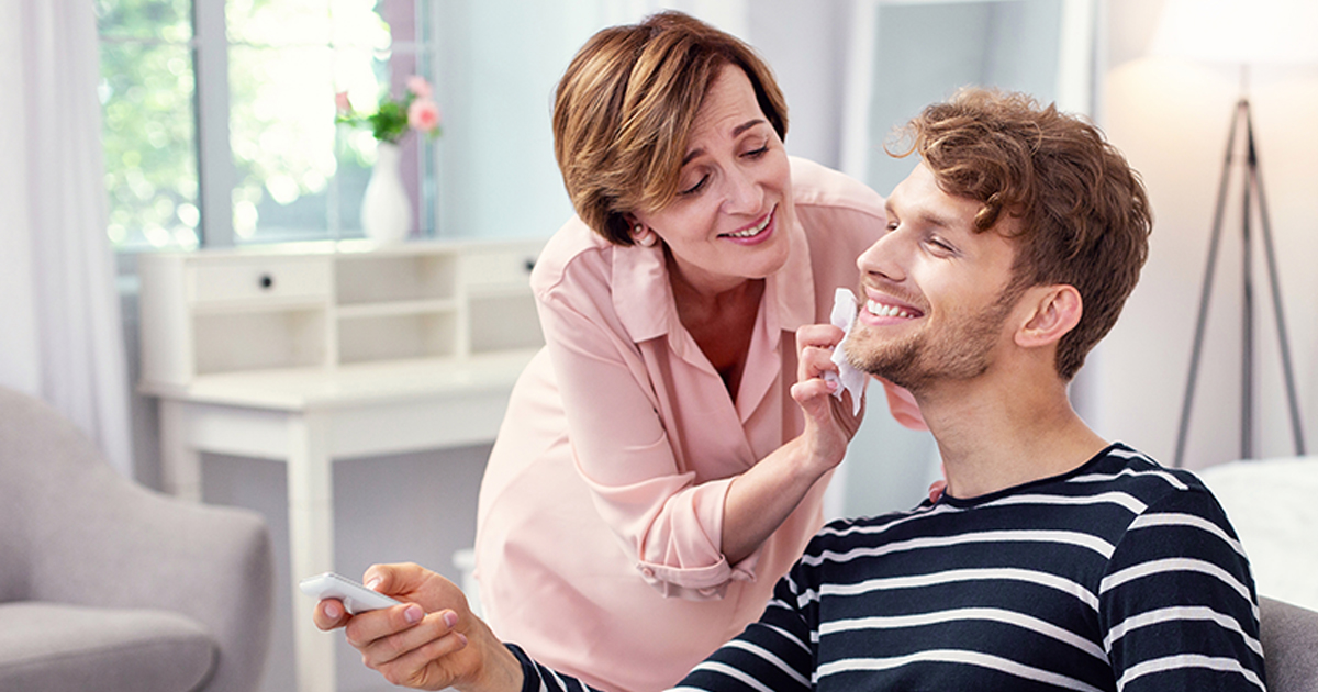 Na moich 69. urodzinach mój syn podarował mi pudełko ręcznie robionych czekoladek. Następnego dnia zadzwonił i zapytał: „Jak smakowały czekoladki?”. Uśmiechnęłam się i odpowiedziałam: „Dałam je twoim dzieciom. One uwielbiają słodycze”. Zamilkł... a potem krzyknął: „Co zrobiłaś?”. Jego głos zadrżał, przestał oddychać.