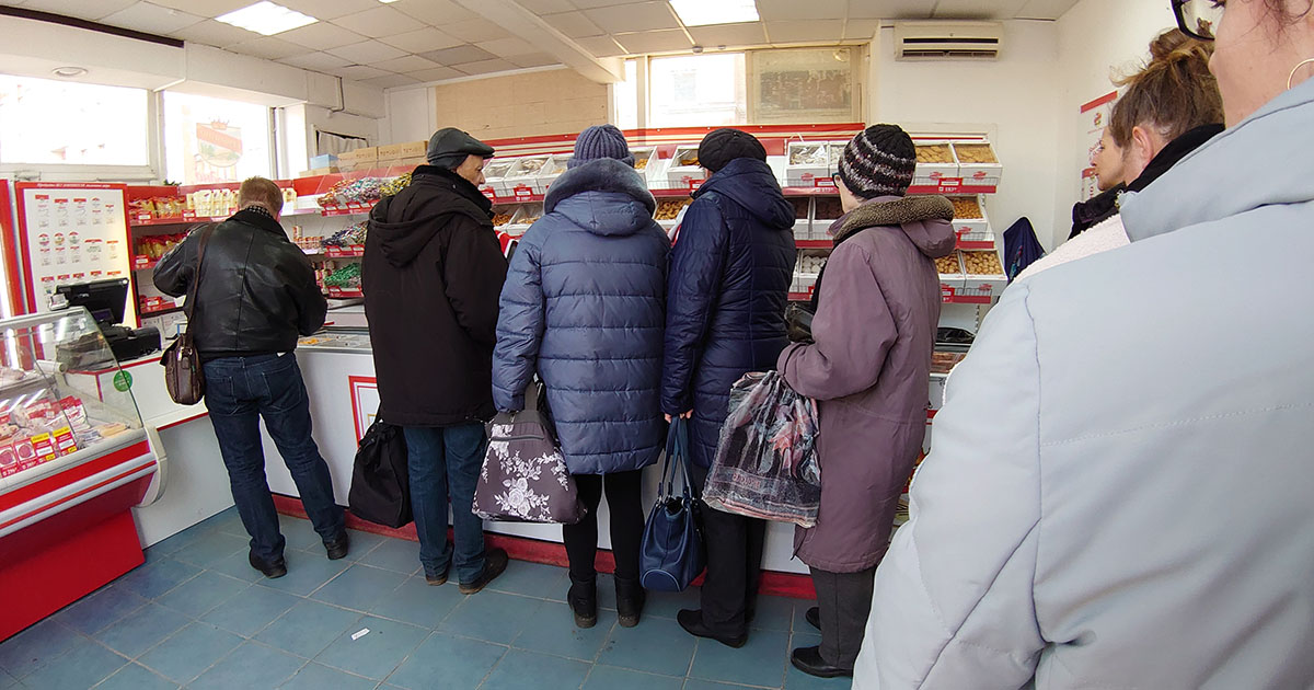 Zapłaciłem za niezbędne artykuły dla starszego mężczyzny – dwa dni później do moich drzwi zapukała kobieta z jego ostatnią prośbą.