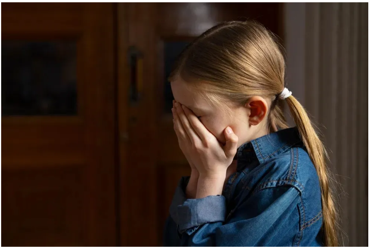 Mój mąż wnosi o rozwód, a moja siedmioletnia córka pyta sędziego: „Czy mogę pokazać panu coś, o czym pani mama nie wie, Wysoki Sądzie?”. Sędzia skinął głową. Kiedy rozpoczęło się odtwarzanie filmu, cała sala zamarła w ciszy.