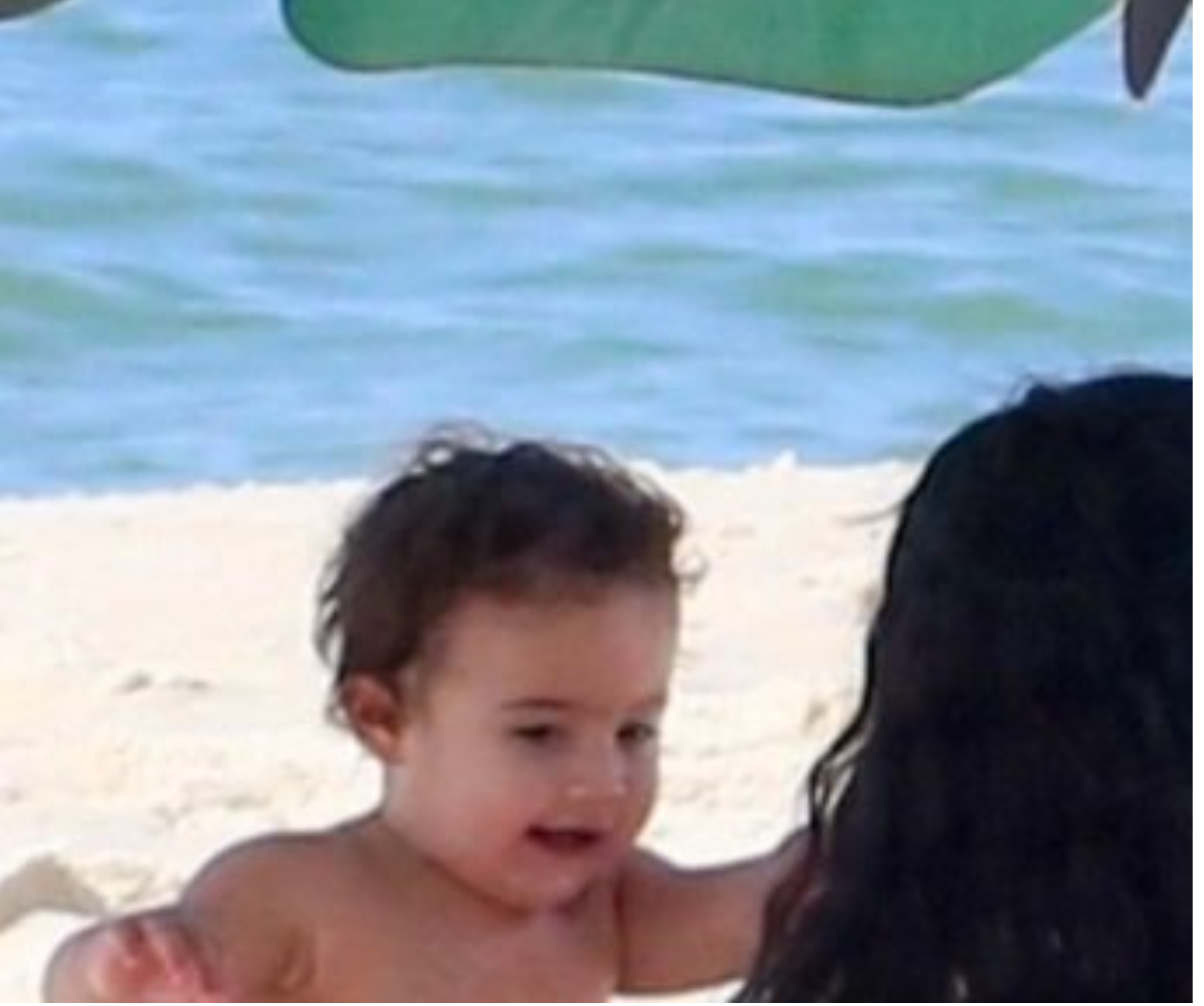 Czy to na pewno jego syn? Paparazzi pokazali długo oczekiwanego następcę Kassel od 29-letniej modelki, a fani zaczęli wątpić.