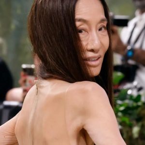 Vera Wang w wieku 76 lat – nie widać żadnych zmarszczek! Fani twierdzą, że wygląda dosłownie o 30 lat młodziej!