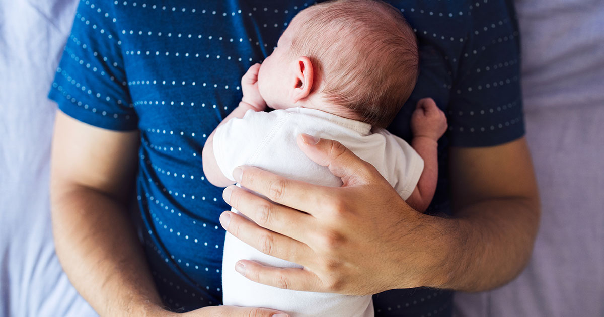 Owdowiały ojciec nie został wpuszczony na pokład samolotu ze swoim dzieckiem, ale starsza kobieta zmieniła wszystko.