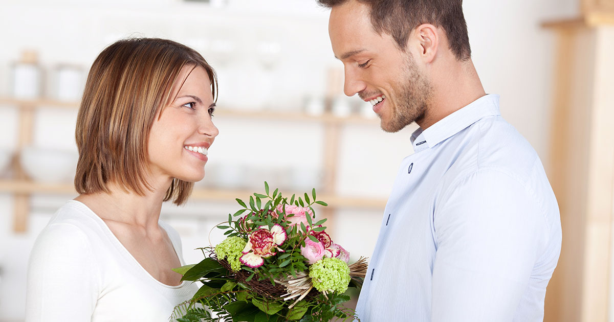 Dowiedziałem się, że moja żona spotykała się za moimi plecami z moim kuzynem – nie kłóciłem się, tylko zaprosiłem go następnego dnia na kolację.