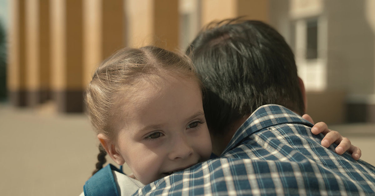 Nieznajomy zrobił zdjęcie mnie i mojej córce w metrze – następnego dnia zapukał do moich drzwi i powiedział: „Spakuj rzeczy swojej córki”.