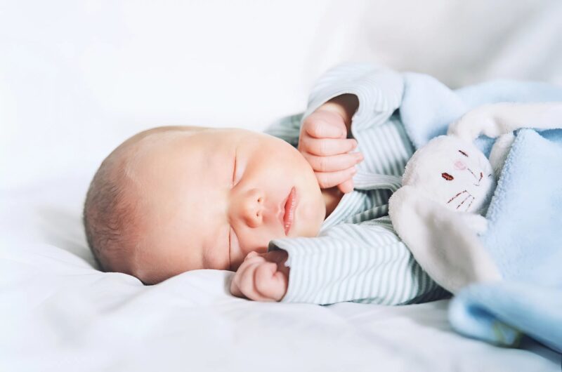 Mój nowo narodzony maluch płakał przez cały dzień, bez względu na to, co robiliśmy — to, co znalazłam w jego łóżeczku, doprowadziło mnie do szału.