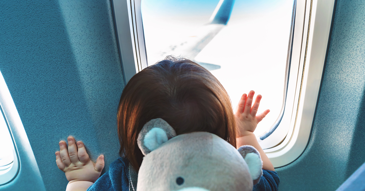 Matka, która zasnęła z noworodkiem na rękach, nie zauważyła, że oparła się o pasażera pierwszej klasy siedzącego obok niej.