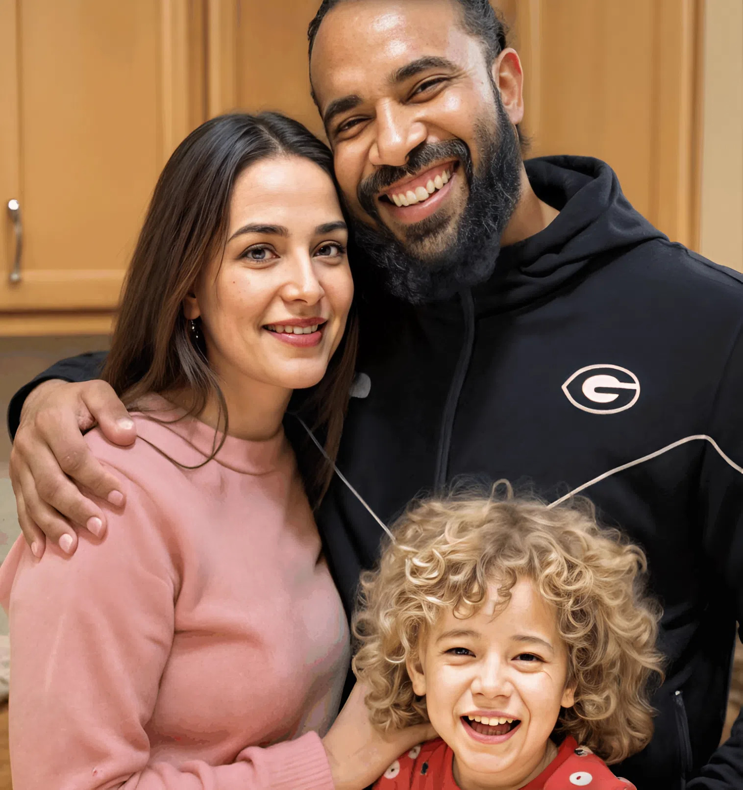 Mój mąż dostał świąteczny prezent od swojej pierwszej miłości — po tym, jak otworzył go przed nami, nic nie było już takie samo.