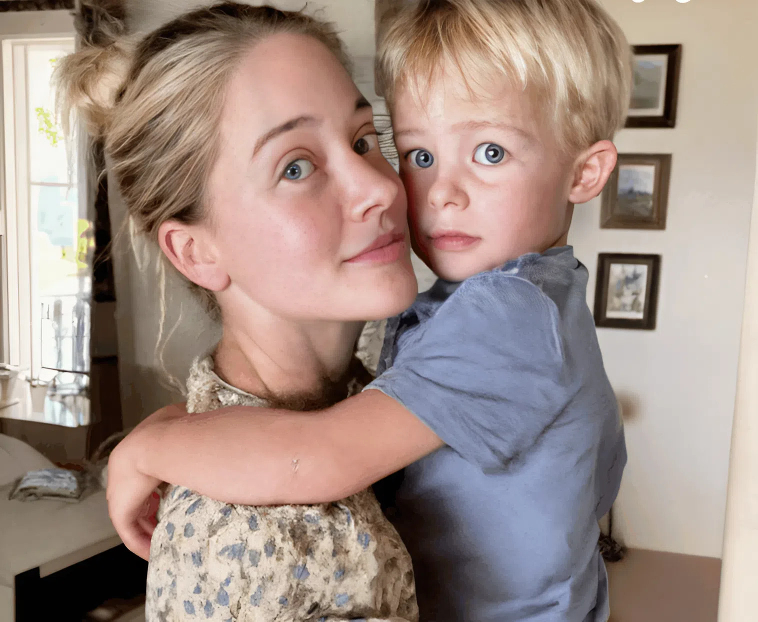 Dwa lata po śmierci mojego pięcioletniego syna usłyszałam, jak ktoś puka do moich drzwi, mówiąc: „Mamo, to ja”.