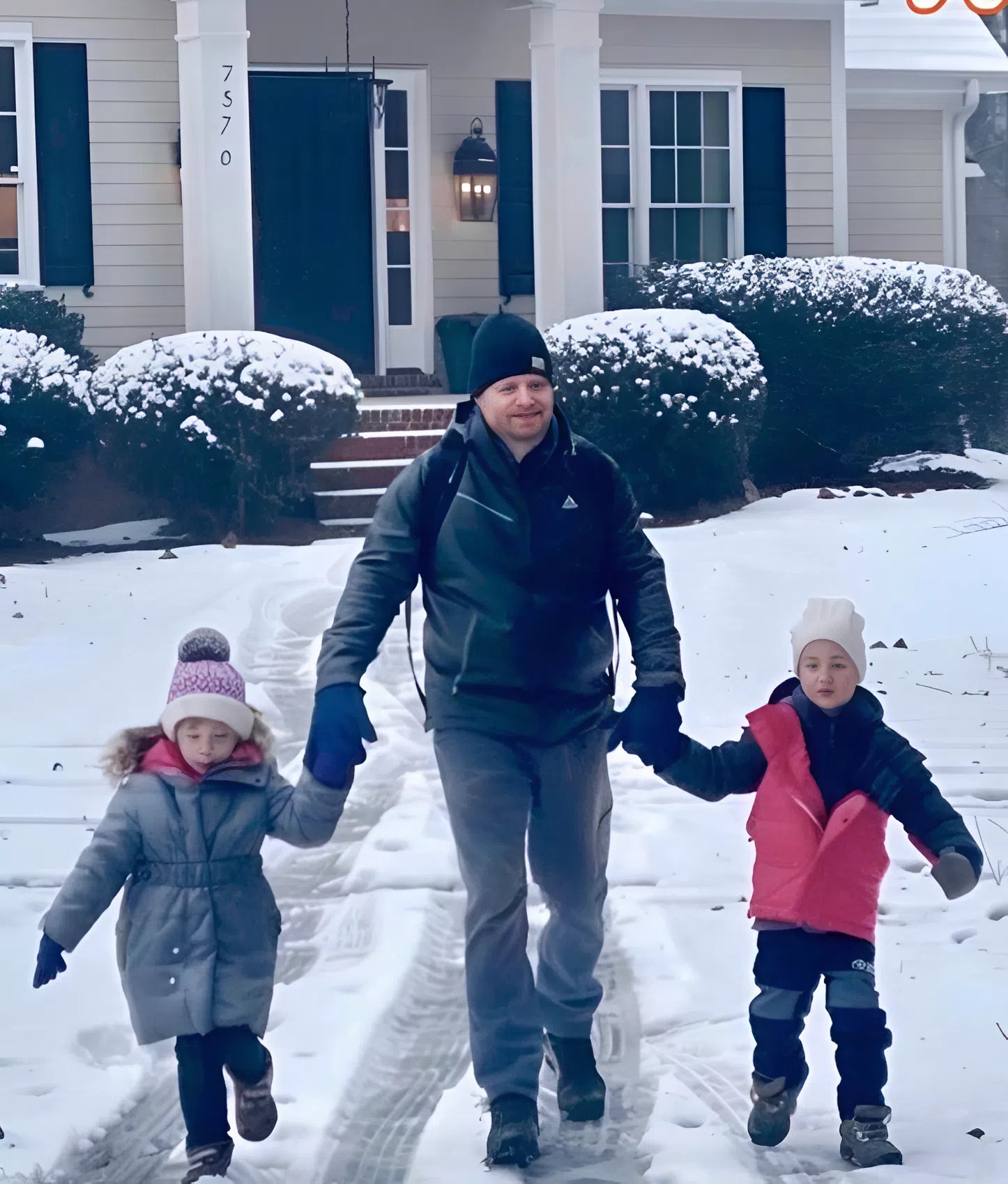 Mój mąż dostał świąteczny prezent od swojej pierwszej miłości — po tym, jak otworzył go przed nami, nic nie było już takie samo.
