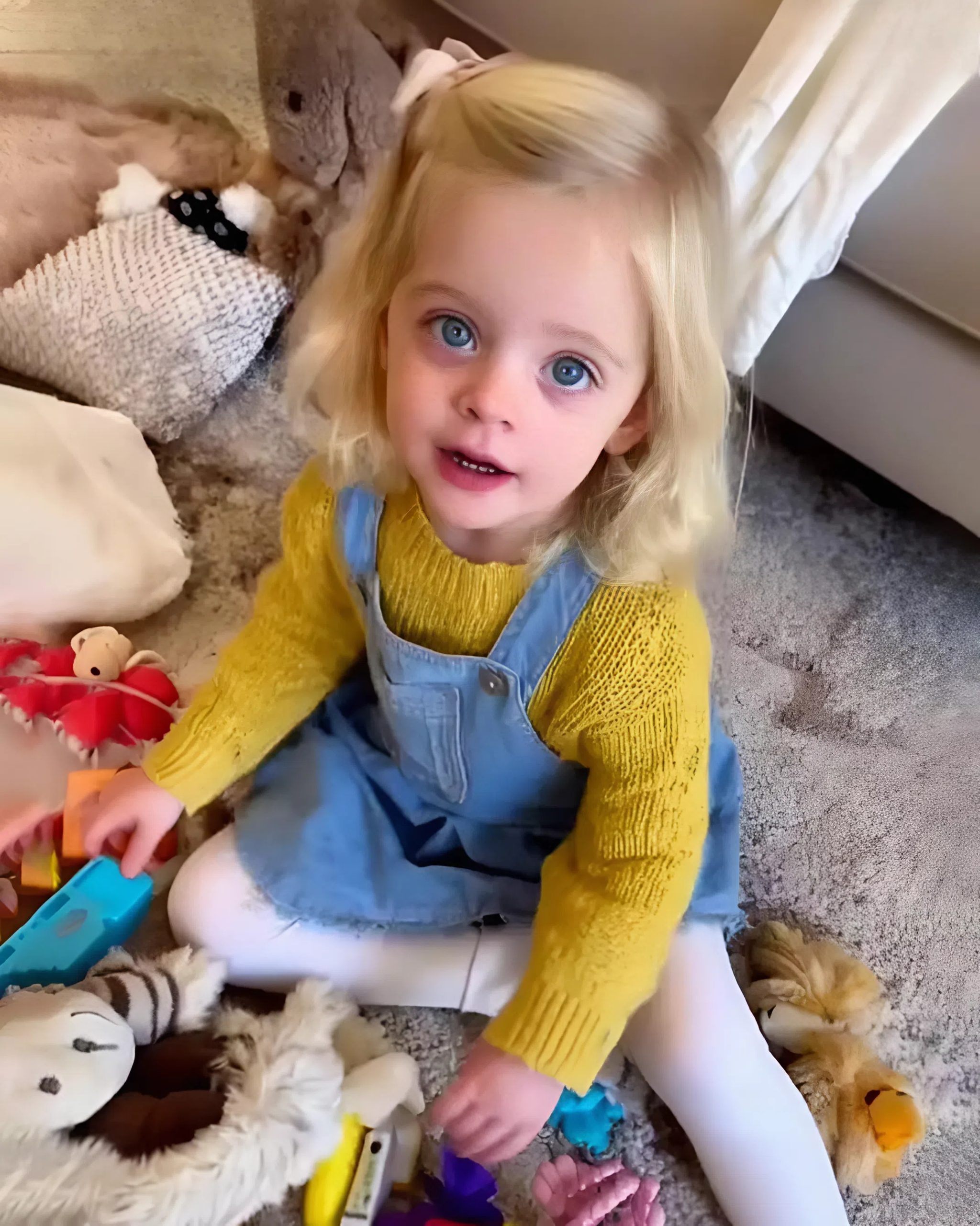 Moja siedmioletnia córka wróciła do domu od babci po świętach Bożego Narodzenia i podniosła koszulkę. — Babcia powiedziała, że jestem za gruba i kazała mi to nosić przez cały dzień. To był worek na śmieci. Potem zauważyłam siniaki i czerwone ślady. To było od paska. Nie zadzwoniłam na policję. Nie napisałam do nich wiadomości. Po prostu wsiadłam do samochodu, pojechałam do domu mojej teściowej, a kiedy otworzyła drzwi, zrobiłam to.