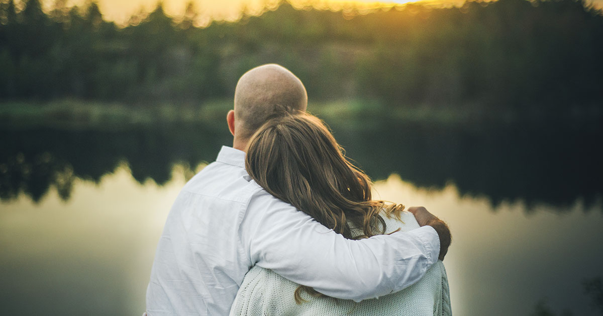 Dowiedziałem się, że moja żona spotykała się za moimi plecami z moim kuzynem – nie kłóciłem się, tylko zaprosiłem go następnego dnia na kolację.