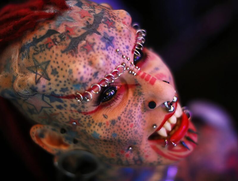 Całe jej ciało pokryte jest tatuażami, ma implanty na twarzy, ponieważ uważa się za wampira: jej wygląd zewnętrzny wcześniej