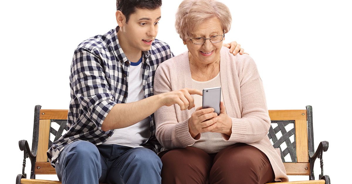 Na moich 69. urodzinach mój syn podarował mi pudełko ręcznie robionych czekoladek. Następnego dnia zadzwonił i zapytał: „Jak smakowały czekoladki?”. Uśmiechnęłam się i odpowiedziałam: „Dałam je twoim dzieciom. One uwielbiają słodycze”. Zamilkł... a potem krzyknął: „Co zrobiłaś?”. Jego głos zadrżał, przestał oddychać.