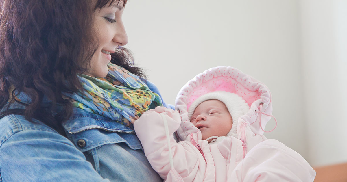 Oddałem swój płaszcz zmarzniętej, głodnej matce i jej dziecku – tydzień później dwóch mężczyzn w garniturach zapukało do moich drzwi i powiedziało: „Nie ujdzie ci to na sucho”.