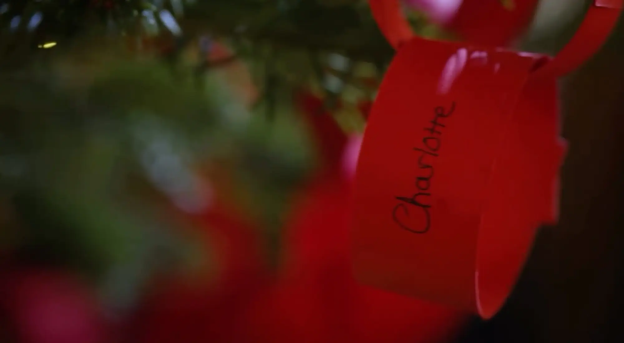 Zobacz, jak Kate Middleton i księżniczka Charlotte grają niespodziewany duet fortepianowy podczas nabożeństwa bożonarodzeniowego.