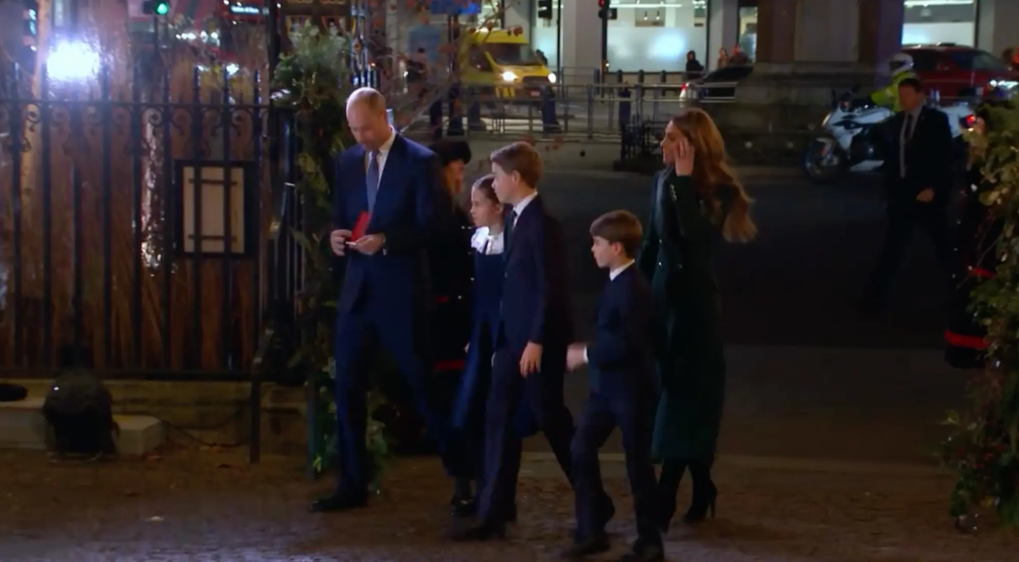 Zobacz, jak Kate Middleton i księżniczka Charlotte grają niespodziewany duet fortepianowy podczas nabożeństwa bożonarodzeniowego.