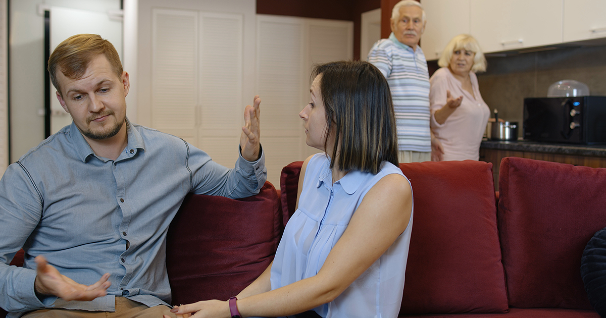 Przyjechałam do syna na Boże Narodzenie, ale on powiedział chłodno: „Kto cię zaprosił, stara kobieto? To tylko dla rodziny – wyjedź”. Spokojnie wróciłam, ale następnego ranka, patrząc na pustą kuchnię, zrozumiałam, że tak po prostu nie wyjadę.